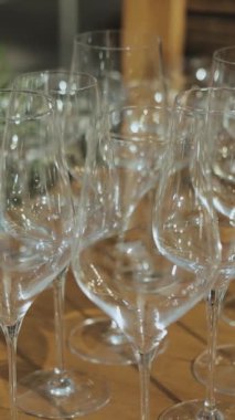 Bu çarpıcı cam koleksiyon zarif etkinlikler ve unutulmaz kutlamalar için mükemmeldir.