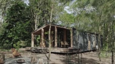 Huzurlu bir ahşap kulübe canlı, yemyeşil bir yer içine yerleşmiş. Bu da onu doğaya doğru mükemmel bir geri çekilme yeri yapıyor.