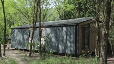 Huzurlu bir ormanda yuva yapmış büyüleyici küçük bir ev. Modern tasarımı doğayla mükemmel bir uyum içinde birleştiriyor.