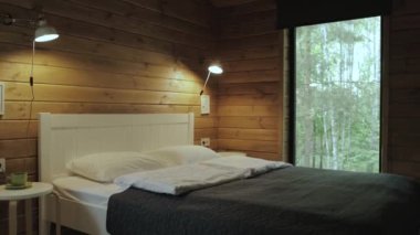 Serin, ahşap bir yatak odası, rahat bir yatak odası, yemyeşil ve çevresini saran büyüleyici bir manzara sunuyor.