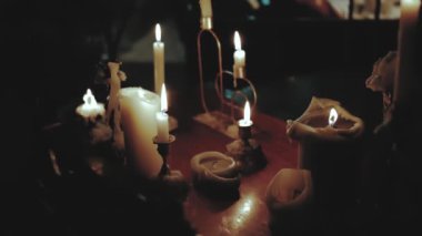 Huzurlu ve sakin bir düzenleme. Yumuşak parlayan mumlar. Loş ışıkta güzel gölgeler bırakıyor.