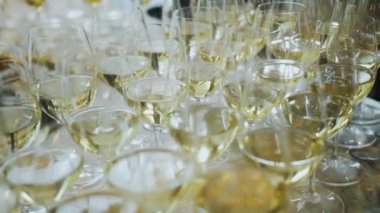 Şenlikli bir kutlama için hazırlanan zarif şampanya kadehleri saf mutluluk ve neşe anları yakalıyor.