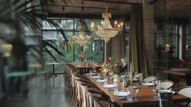 Modern avizelerin ve güzel yeşilliklerin sergilendiği çarpıcı bir yemek odası.