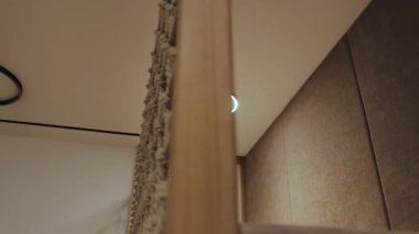 Zarif bir iç mekanın büyüleyici bir görüntüsü. Güzel ortam aydınlatmasının yanında eşsiz dokular sergiliyor.