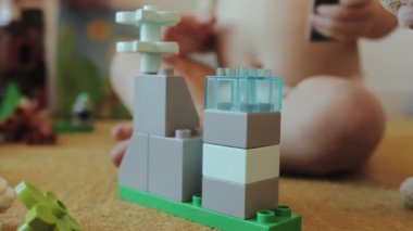 Çocuk ortamında bulunan neşeli ve eğlenceli bir sahneyi güzel tasvir eden yaratıcı bir LEGO yapısı.