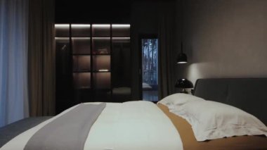 Bu çağdaş yatak odası modern dekor, sıcak renkler ve tam bir rahatlama için ideal konforlu aydınlatma ile övünür.