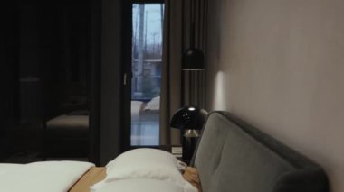 Göz kamaştırıcı, sakin balkon manzaralı rahat bir tasarımı olan çok güzel minimalist bir yatak odası.