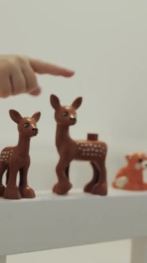 Bu sevimli seramik geyik heykelcikleri evinizin herhangi bir yerine garip bir dokunuş ekleyerek onu canlı hissettirir.