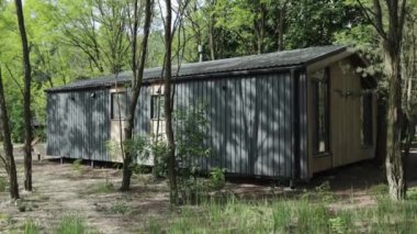 Zarif, modern bir kulübe. Bereketli yeşilliklerin arasına yerleşmiş. Huzurlu ve huzurlu bir orman ortamında.