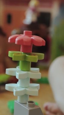 Renkli, çiçekli bloklar yığını sonsuz yaratıcılık ve eğlence katmanları sergiliyor.