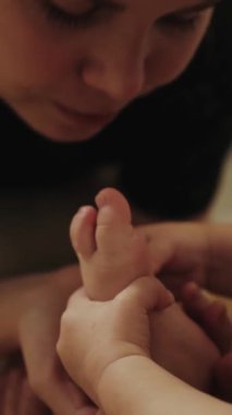 Dikey video, sevgi ve şefkat gösteren sevgi dolu bir ebeveyn ve bebek arasındaki dokunaklı bir bağ anıdır.