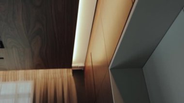 Bu modern iç mekan, yumuşak ortam ışıklarının yer aldığı sıcak ahşap dokular sergiliyor.