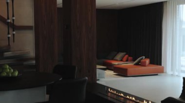 Bu şık yaşam alanı modern mobilya parçalarını sergiliyor ve bol miktarda doğal güneş ışığıyla dolup taşıyor.