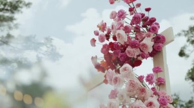 Zarif pembe güller sergilenen çarpıcı bir çiçek sergisi, çeşitli etkinlikler ve kutlamalar için ideal.