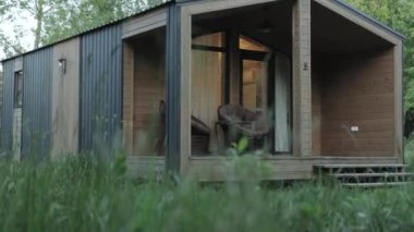 Yeşilliklerle çevrili bu şık kulübe doğa severler ve minimalistler için mükemmel.