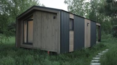 Bu şık kulübe doğayla harmanlanmış. Huzurlu bir ortamda yenilikçi sürdürülebilir mimari sergiliyor.