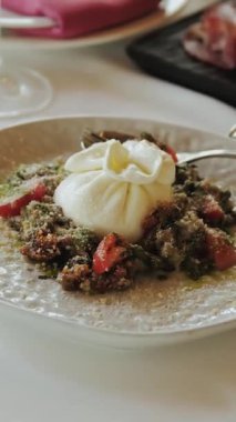 Lezzetli bir tahıl salatası, haşlanmış yumurta ve taze sebzelerle, güzel bir tabakta.