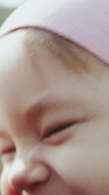 Saf mutluluk ve masumiyet saçan gülümseyen bir çocuğun güzel bir açık hava manzarasında yakın plan görüntüsü.