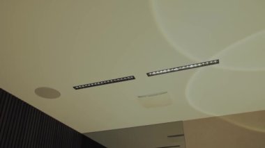 Bu şık tavan entegre ışıklandırma ve ses bileşenlerini çağdaş ve davetkar bir ortamda gösterir