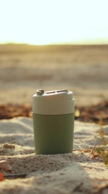 Güzel, sakin bir sahil manzarası şık bir kupa sergiliyor. Yaşam tarzı ve doğal temalar için ideal. Dikey video