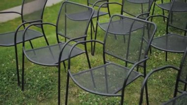 Çimlere dizilmiş modern metal sandalyeler. Arka bahçeler ya da teraslar gibi açık alanlar için mükemmel.