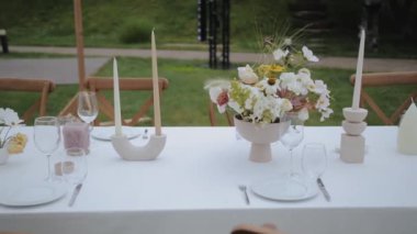 Bu açık hava sofrası, çiçekler ve mumlarla, sevdiklerimizle keyifli bir toplantı için mükemmel.