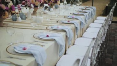 Zarif dekor elementleri ve güzel çiçek aksanları olan güzel bir açık hava yemek masası.