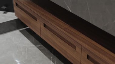 Modern bir estetik için minimalist çekmecelerle birlikte düz çizgiler sergileyen şık bir ahşap dolap.