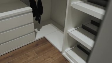 Şık ve modern bir dolap güzel organize edilmiş raflar ve uygun depolama çekmeceleri.