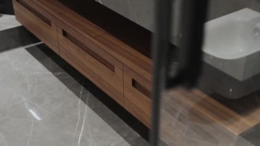 Bu modern banyo zarif bir ahşap kibir içeriyor. Estetik alanları geliştiren zarif kaplamaları var.