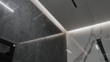 Bu şık iç mekan cilalanmış mermer duvarlar ve estetik alanları geliştiren modern aydınlatma özelliklerine sahiptir.