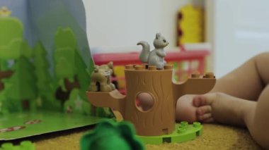 Orman ortamında yaratıcı ve yaratıcı oyunları teşvik eden sevimli hayvan figürleriyle renkli bir oyun seti.