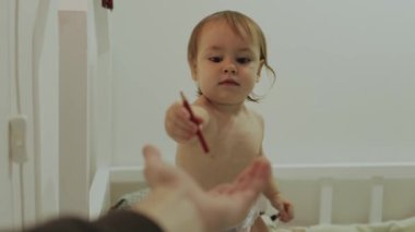 Çocukluğun masumiyetini ve sınırsız yaratıcılığını güzel bir şekilde somutlaştıran canlı pastel boyayı uzatan neşeli bir çocuk.