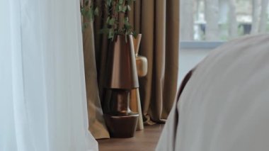 Doğal dekor unsurlarını ve sakinleştirici renkleri sergiliyor.