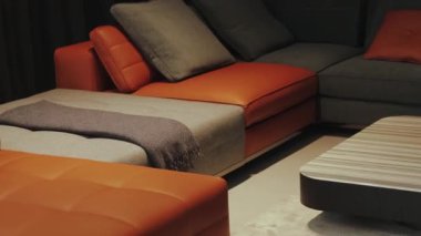 Bu modern kanepe canlı turuncu ve şık griyi harmanlıyor, çağdaş yaşam alanları ve iç mekanlar için ideal.