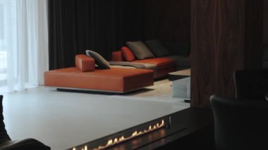 Modern bir çağdaş oturma odası zarif bir mobilya düzeninin yanında zarif ve zarif bir tasarım sergiliyor.