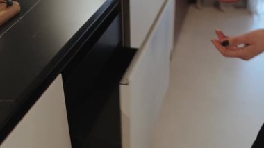 Bu modern bir mutfak çekmecesi. Gösterişli bir minimalist tasarım sergiliyor ve depolama için geniş bir iç mekan sağlıyor.