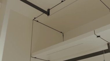 Bu zarif tavan tasarımı pratik bir fonksiyona hizmet eden minimalist asma elementlerini güzel bir şekilde içeriyor.