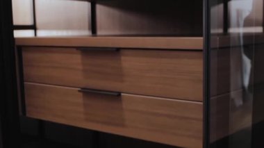 Modern bir tasarım sergileyen şık ahşap çekmeceler, onları herhangi bir modern yaşam alanı için mükemmel kılıyor.