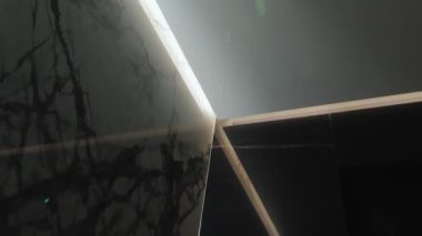 Modern tasarım estetiği sergilenen lüks mermer ve sıcak ahşap elementlerin büyüleyici ve büyüleyici bir etkileşimi