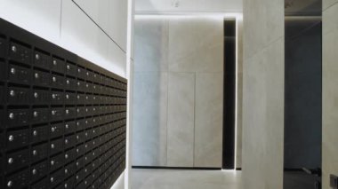 Bu şık koridorda modern posta kutularına çağdaş iç zarafetin parlak unsurları sergileniyor.
