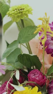 Dikey video. Rengarenk bir buket. Çok çeşitli taze çiçekler sergiliyor. Dekor ve ilham için mükemmel.