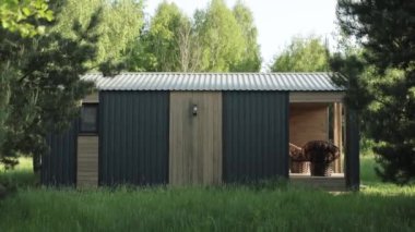 Zarif ve modern bir kulübe. Etrafı bereketli doğayla çevrili. Sükunetle harmanlanmış bir stil.