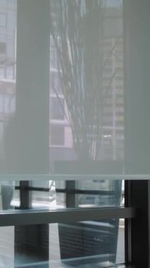 Parlak ve çağdaş, minimalist ofis alanı doğal ışık ve parlak tasarım elementlerinin bolluğuna sahiptir. Dikey video