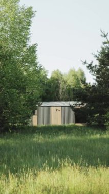 Bereketli yeşilliklerin arasına yerleştirilmiş, büyüleyici güzelliği ve sadeliği yansıtan mükemmel bir baraka. Dikey video.