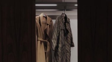 Şık dış giyim modern bir dolapta sergileniyor, çağdaş moda eğilimlerinin özünü yakalıyor.