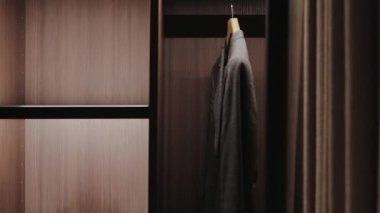 Zarifçe asılmış montlu minimalist bir tasarım sergileyen modern ve şık bir dolap.