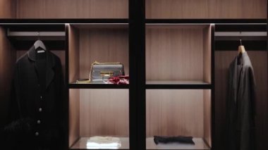 Zarif ve şık bir gardırop. Minimalist kıyafetler ve güzel aksesuarlar sergiliyor.