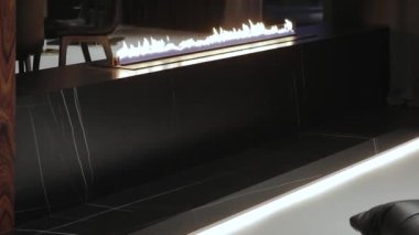 Pürüzsüz ve modern bir iç mekan. Özgün bir ateş elementi içeriyor. Bu da genel atmosferi önemli ölçüde arttırıyor.