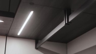 Dolaptaki LED ışıkların yakın çekimi. Güzel, modern bir yerde raflar açık.